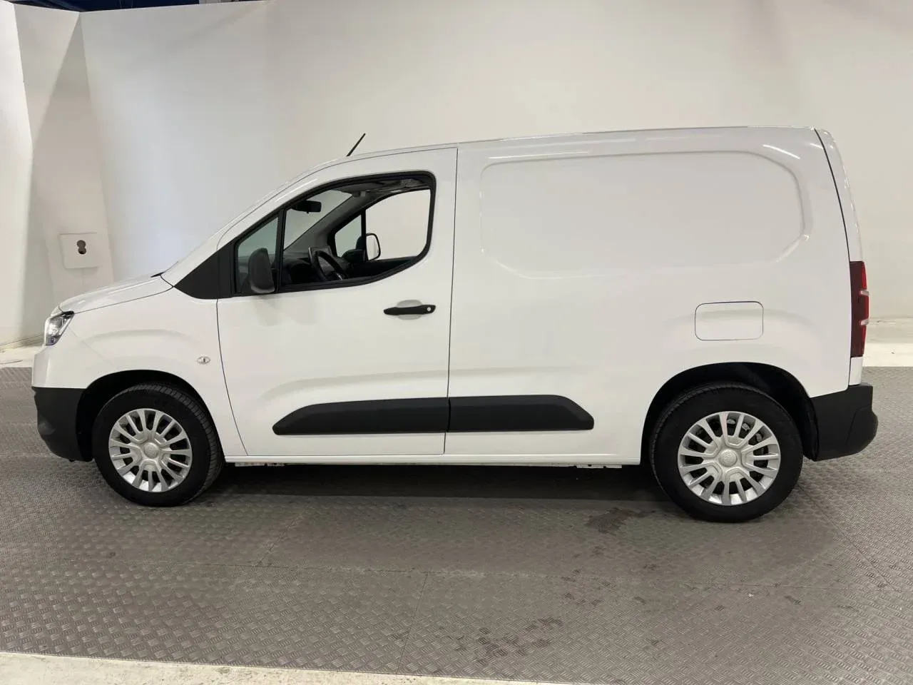 Toyota ProAce City 1.2 130hk Automat B-Kamera 1-Ägare Moms Image 1